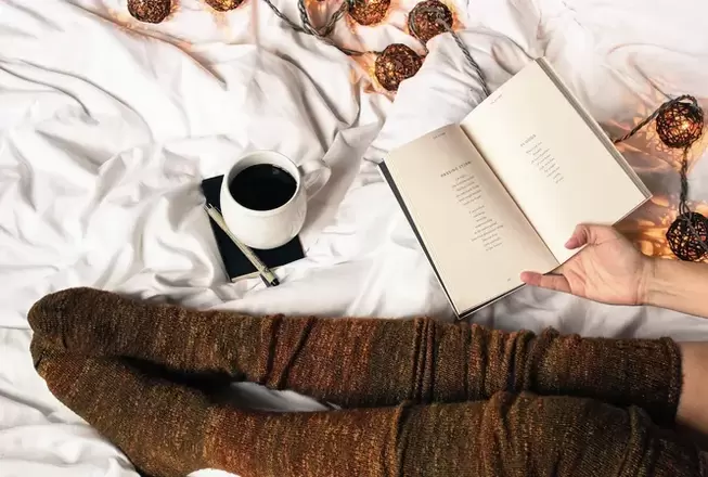 Atpūšoties, turiet kājas virs sirds līmeņa.