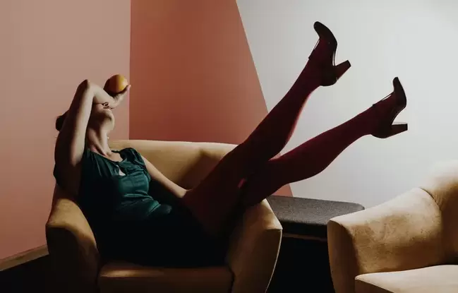 Jauna sieviete ar varikozām kāju vēnām